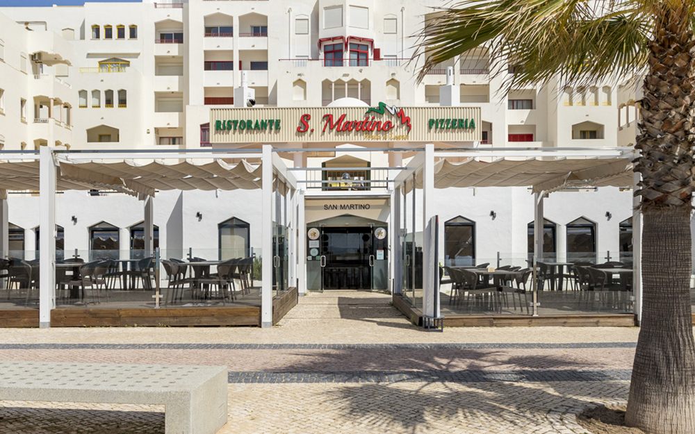 Fachada do Ristorante Pizzeria S. Martino em Quarteira com a esplanada à frente